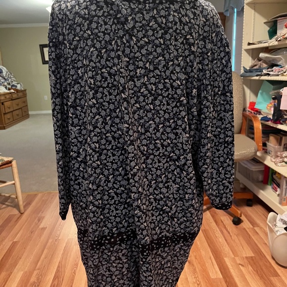 Top - Picture 2 of 4